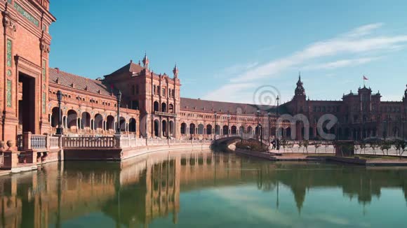 西班牙塞维利亚著名宫殿阳光池塘正面全景4k时间流逝视频的预览图