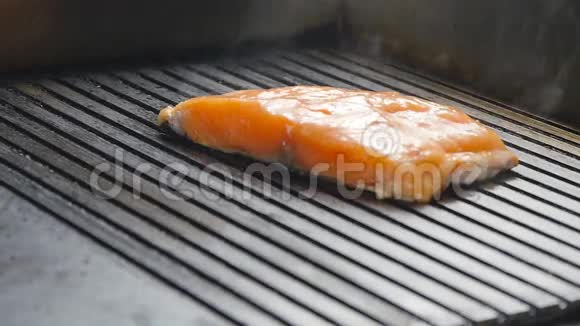 烤盘上烤着红鱼牛排鲑鱼视频的预览图