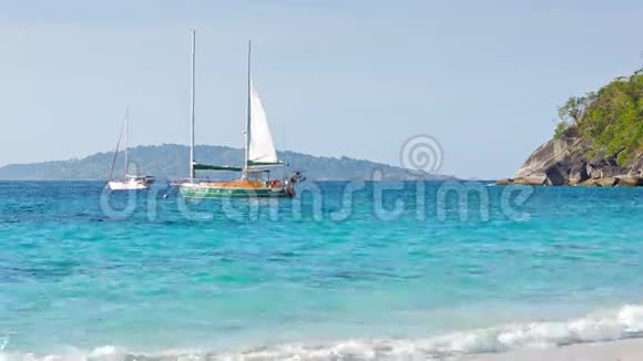 靠近热带海滩的帆船美丽的风景视频的预览图