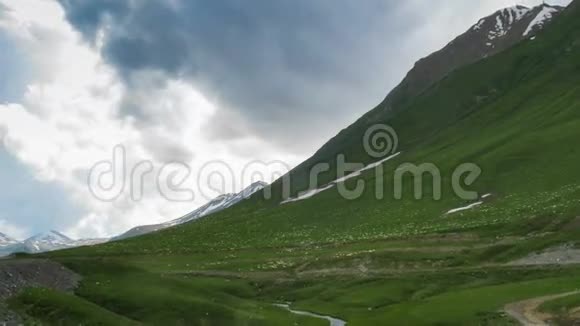 巨大的羊群在格鲁吉亚山脉上放牧时间流逝视频的预览图