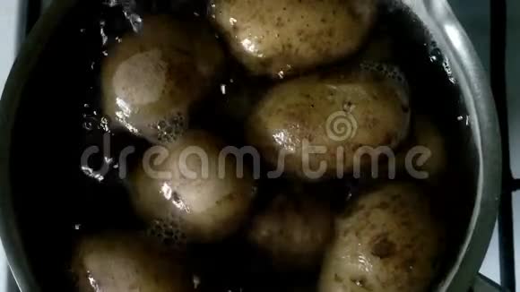 土豆在沸水中炖视频的预览图