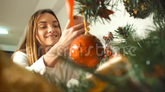 快乐的女孩装饰圣诞树视频的预览图