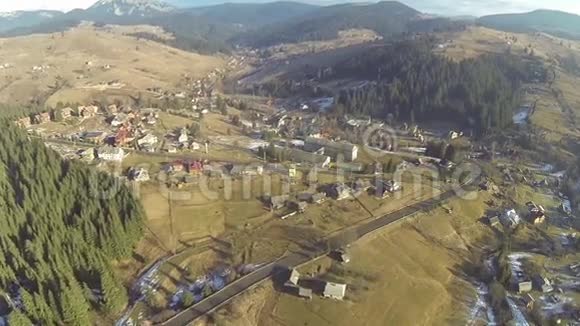 春天喀尔巴阡山脉村庄的空中拍摄视频的预览图