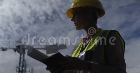 女工程师使用数字平板电脑4k视频的预览图