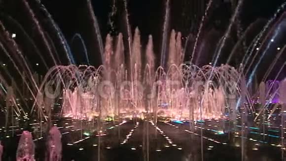 晚上莫斯科的慢动作舞蹈喷泉视频的预览图