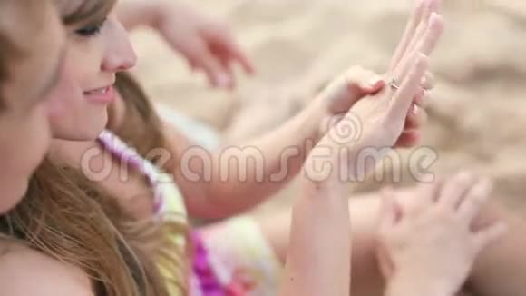 恋爱中的情侣在海滩上带着订婚戒指的男人视频的预览图