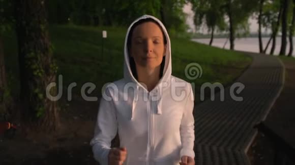白种人慢跑的肖像视频的预览图