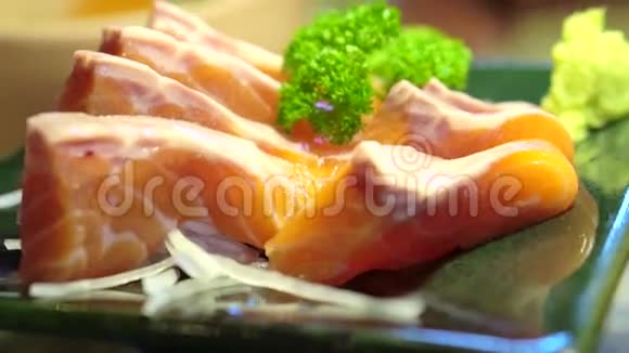 餐厅装饰拼盘日本菜三文鱼生鱼片视频视频的预览图