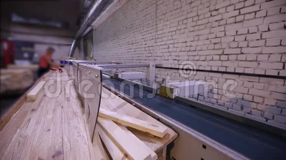 自动确定木梁的长度现代输送机自动化生产线现代家具制造视频的预览图
