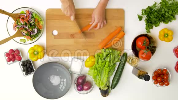 女人在家里用菜刀砍胡萝卜视频的预览图