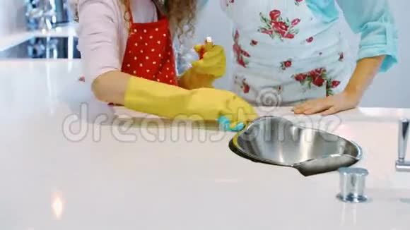 母亲协助女儿打扫厨房视频的预览图