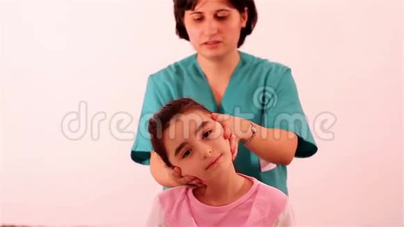 颈部问题小女孩的理疗视频的预览图