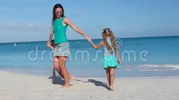 阳光明媚的一天孩子们在异国海滩上玩得开心快乐视频的预览图