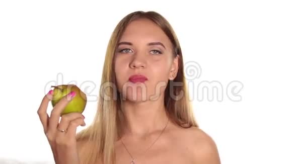 赤裸的年轻女人涂着红色的口红把头发放下来刷了一下吃了一个又大又多汁的梨健康食物强壮视频的预览图