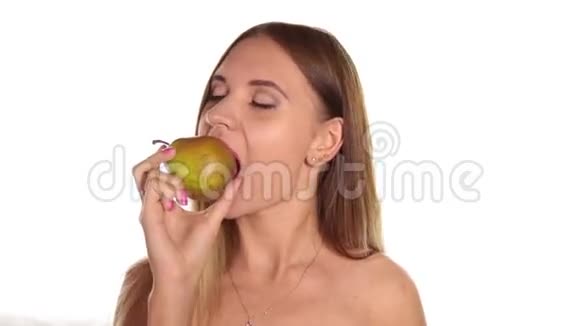 赤裸的年轻女人涂着红色的口红把头发放下来刷了一下吃了一个又大又多汁的梨健康食物强壮视频的预览图