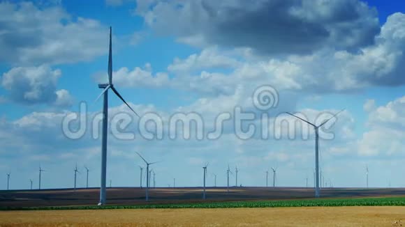 麦田里的风力涡轮机时间流逝潘视频的预览图