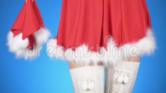 圣诞节假期穿着雪少女服装在蓝色背景上跳舞的年轻迷人的女人特写镜头慢镜头视频的预览图