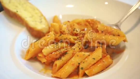 意大利面食槟榔海鲜和大蒜面包分享视频的预览图