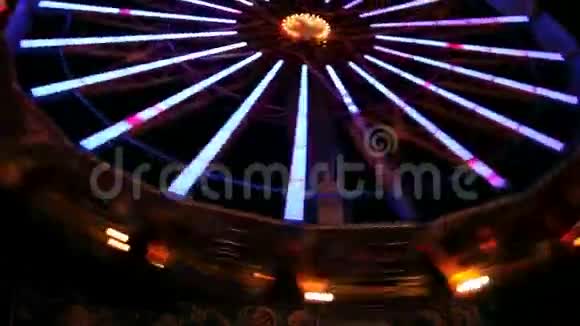 游乐园里的旋转轮视频的预览图