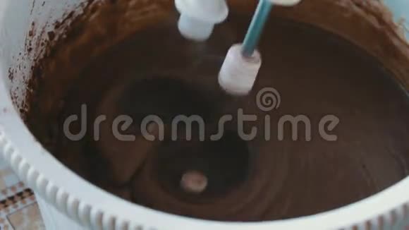用电动手搅拌机烤蛋糕混合配料视频的预览图