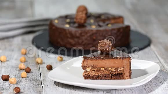 法式摩丝蛋糕一块加巧克力釉现代欧洲蛋糕糕点视频的预览图