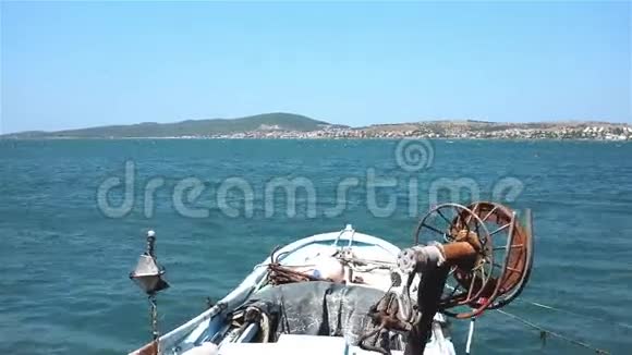 渔夫的船漂浮在海上视频的预览图