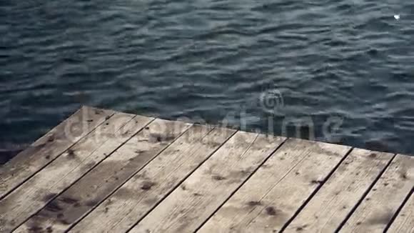古老的木制码头码头在河上水在博克的火花美丽的自然背景视频的预览图