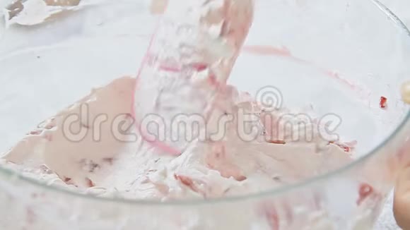 将糖霜与奶酪和奶油折叠成奶油视频的预览图