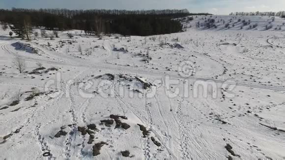 四架直升机拍摄的美丽的雪景全景视频的预览图