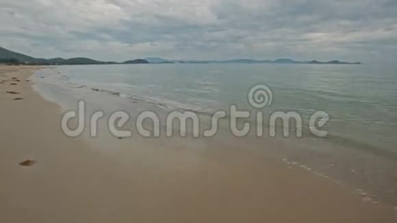 透明浅青海沙滩波浪冲浪视频的预览图