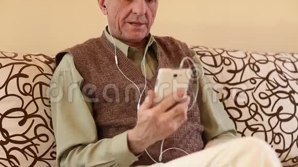 老人通过智能手机进行交流带手机的男人视频的预览图