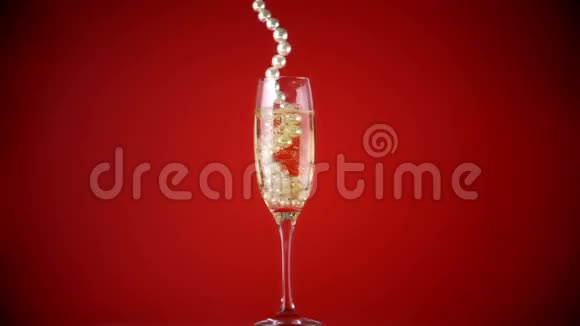 珍珠串成香槟笛子视频的预览图