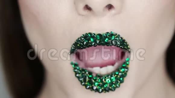 明亮的眼妆和绿色的嘴唇在莱茵石视频的预览图