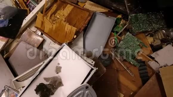 被毁房间的内部计算机和家具的碎片视频的预览图
