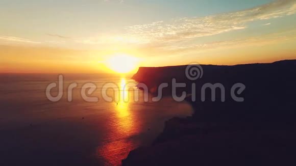日落日出在山区海岸视频的预览图