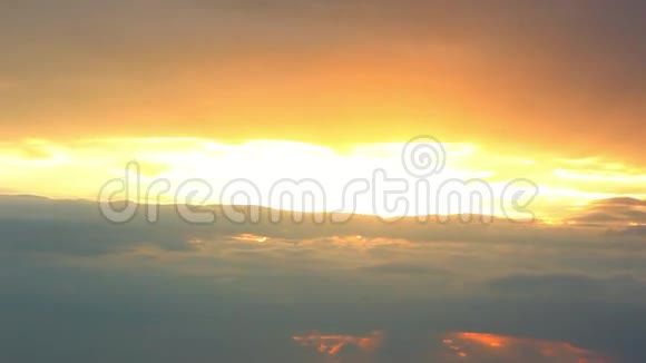 美丽的黄色云景与大建筑云和日落突破云团高清1920x1080视频的预览图