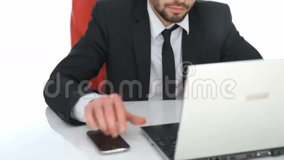 严肃的商人在他的笔记本电脑上工作视频的预览图