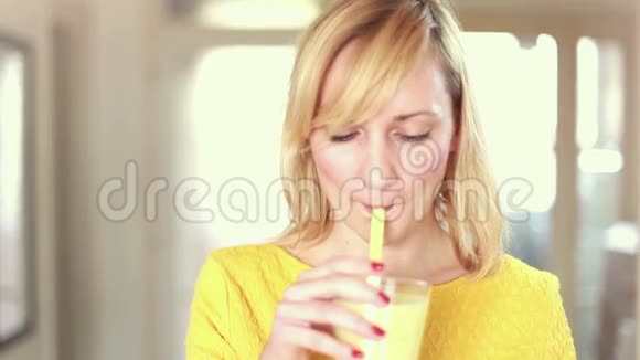 快乐的女孩喝水果奶昔视频的预览图
