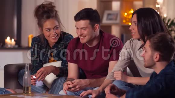 晚上朋友在家玩纸牌游戏视频的预览图