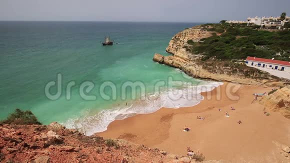 葡萄牙欧洲阿尔加维地区的普拉亚德贝纳吉景观视频的预览图
