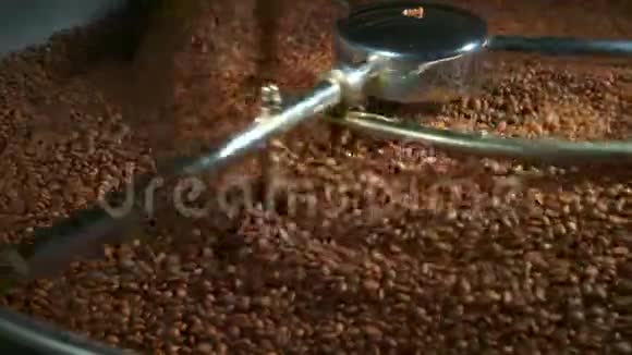 4k混合烤咖啡豆特写视频的预览图