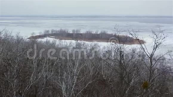 冰雪覆盖的河流有岛屿冬季景观视频的预览图