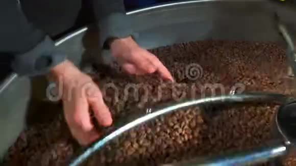 4k混合烤咖啡豆特写视频的预览图