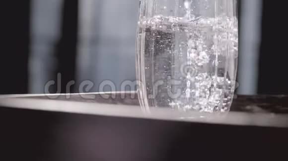 在玻璃里喝水视频的预览图