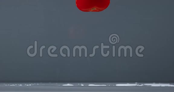 番茄番茄落在水上的水果视频的预览图