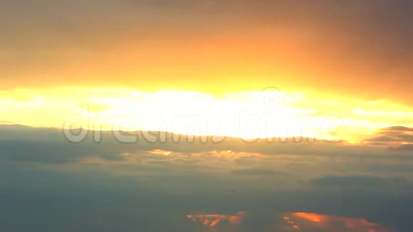 美丽的黄色云景与大建筑云和日落突破云团4k视频的预览图