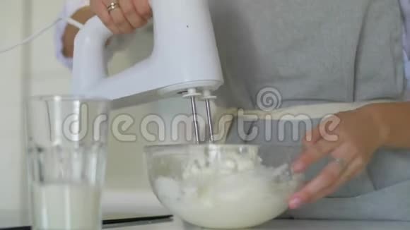 糕点厨师正在用搅拌机敲打奶油视频的预览图