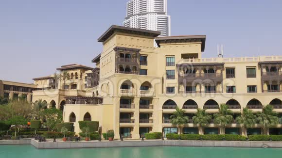 迪拜购物中心著名酒店日落喷泉4k阿联酋视频的预览图