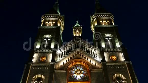 罗马尼亚蒂米什瓦拉罗马天主教大教堂千禧年夜景视频的预览图