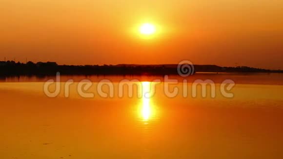 湖水泛黄的夕阳时光流逝视频的预览图